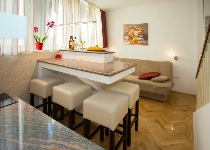 & Lea Πανσιόν Σπλιτ