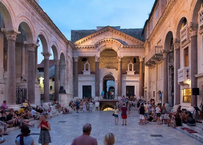 Πανσιόν & Lea